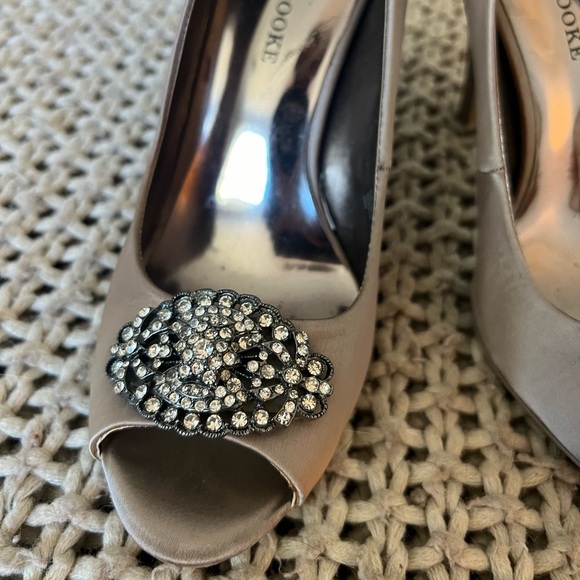 Silver Heels - Picture 2 of 6